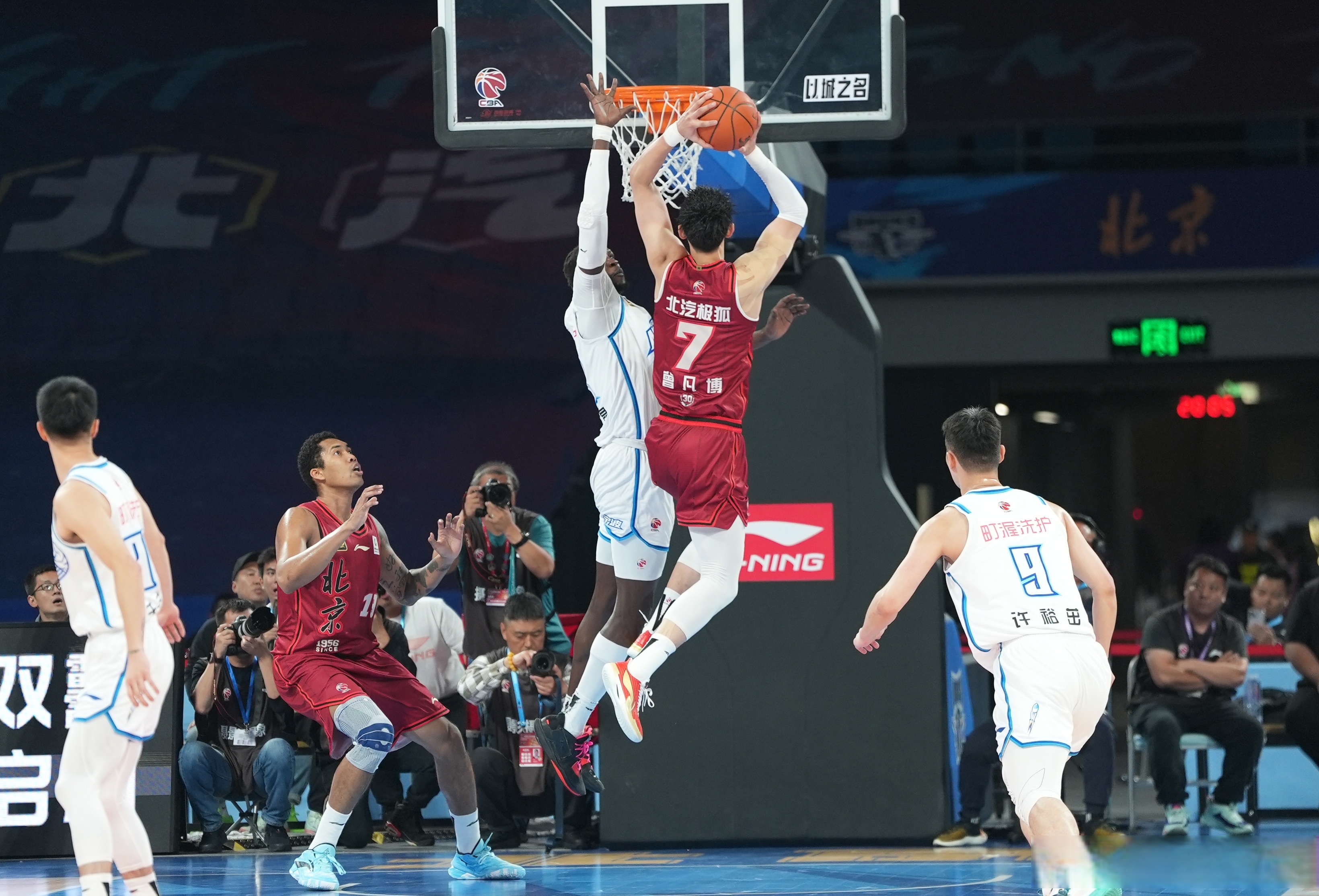 CBA季后赛倒计时，曼城国际比赛日外线爆发，细节引发关注，赛场秩序良好，临场指挥获称赞的简单介绍-爱游戏娱乐